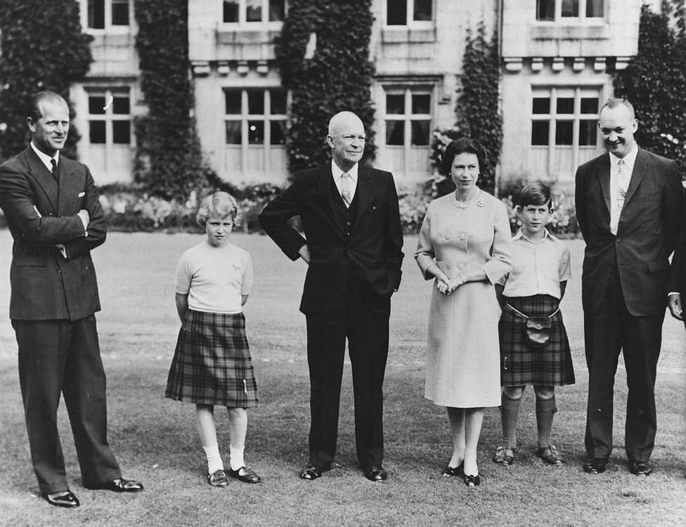ستمبر 1959میں صدر آئزن ہاور بیلمورل قلعہ میں ملکہ اور شہزادہ فلپ کے ساتھ موجود ہیں