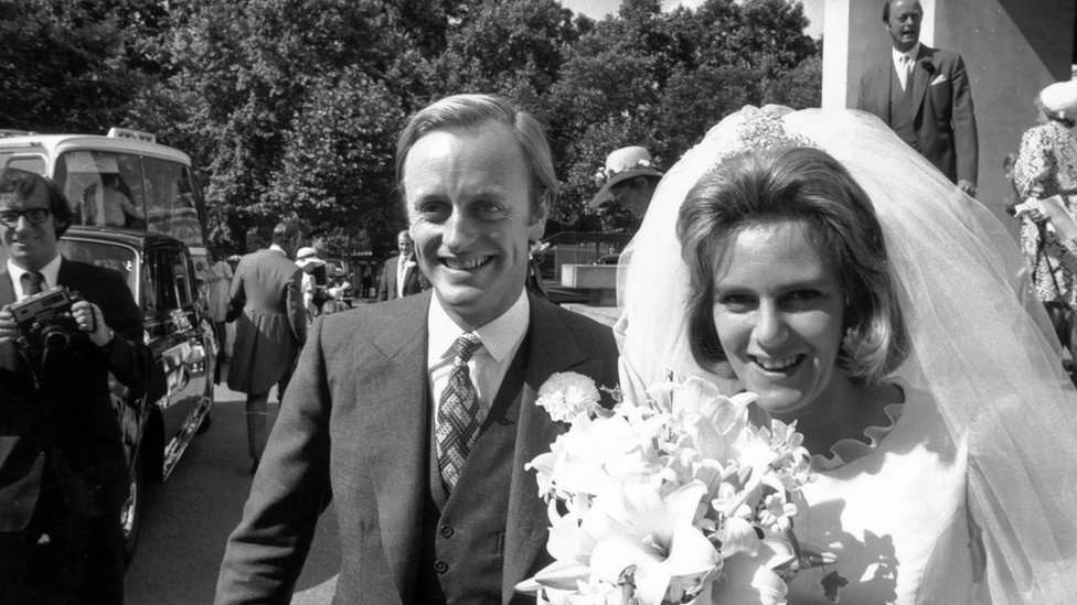 کئی برسوں تک تعلق قائم ہونے اور ٹوٹنے کے سلسلے کے بعد کمیلا نے 1973 میں اینڈریو پارکر بولز سے شادی کی