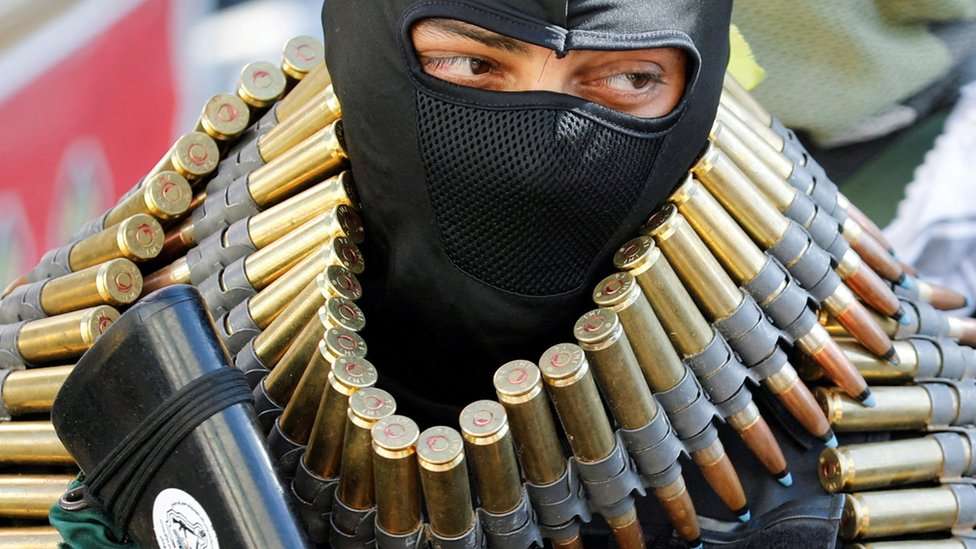 An armed man attends a funeral of Palestinians killed by Israeli forces in Jenin (28/09/22)