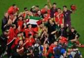 سپین کے خلاف تاریخی فتح: مراکش کھلاڑیوں کا فلسطینی پرچم کے ساتھ جشن، بادشاہ کی فون پر مبارکباد