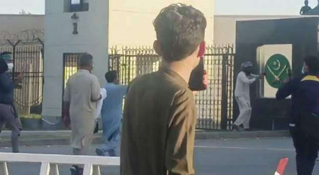 پی ٹی آئی کارکن راولپنڈی میں فوج کے ہیڈ کوارٹر جی ایچ کیو کے باہر موجود