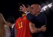 فیفا ویمنز ورلڈ کپ جیتنے کے بعد خاتون کھلاڑی کے ہونٹوں پر بوسہ لینے پر ہسپانوی فٹبال فیڈریشن کے صدر کی معذرت