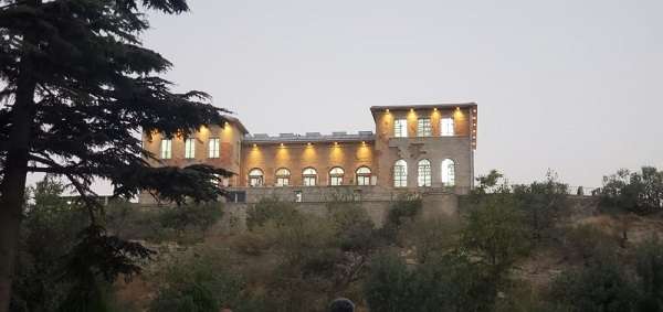 chahal satoon palace چہل ستون