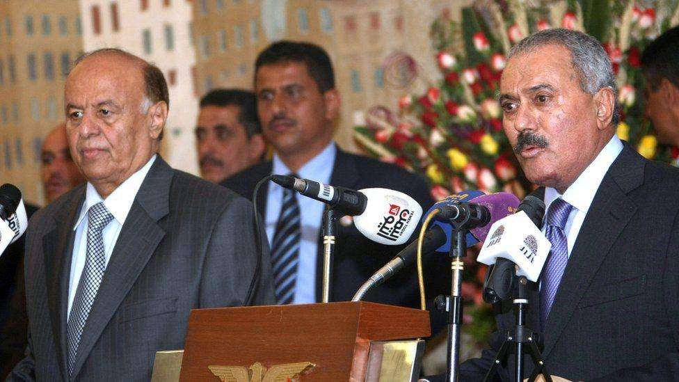 عبد ربہ منصور ہادی اور علی عبداللہ صالح صنعا، یمن میں صدارتی محل میں ایک تقریب سے خطاب کر رہے ہیں (27 فروری 2012)