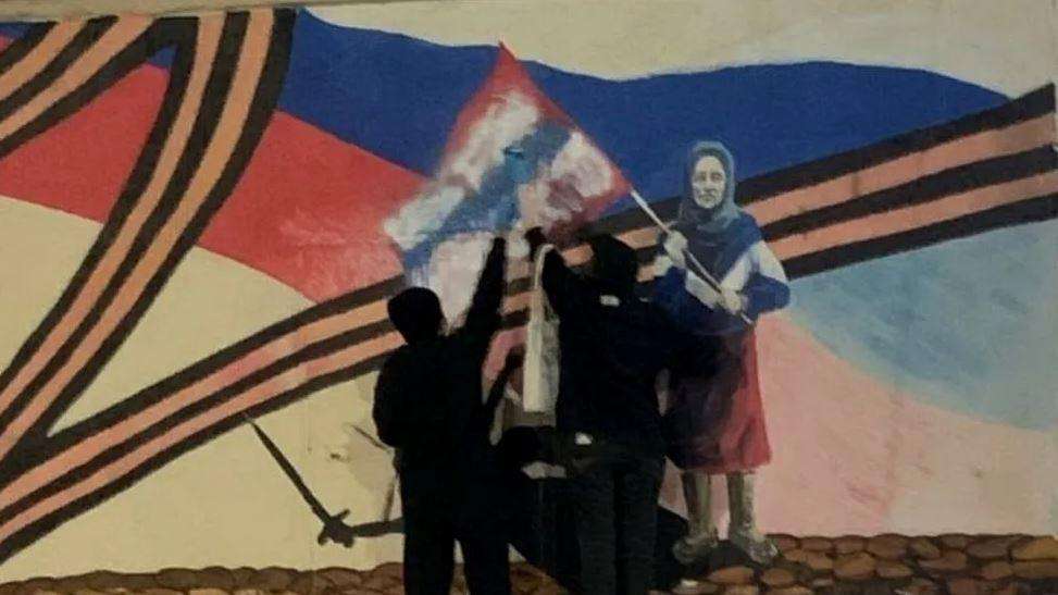 چوواشیا میں جنگ کے حامی گرافٹی کو خراب کرنے پر ایک شخص کو معافی مانگنی پڑی