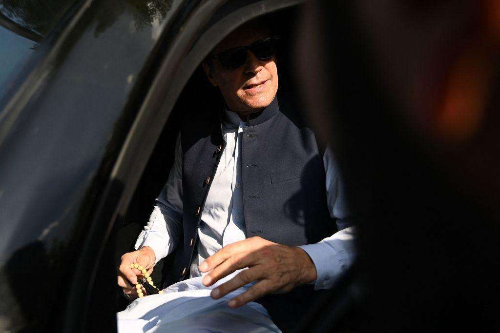 عمران خان کا کہنا ہے کہ انھیں ڈیل آفر ہوئی کہ تین سال خاموش ہو کر پیچھے ہٹ جائیں۔