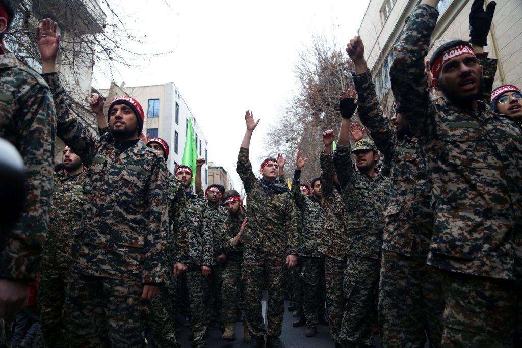 بسیج ملیشیا کے ایرانی ارکان عراقی دارالحکومت بغداد میں امریکی فضائی حملے میں ایرانی پاسداران انقلاب کی قدس فورس کے کمانڈر قاسم سلیمانی کی ہلاکت کے خلاف احتجاج کے لیے امریکہ مخالف ریلی میں حصہ لے رہے ہیں۔