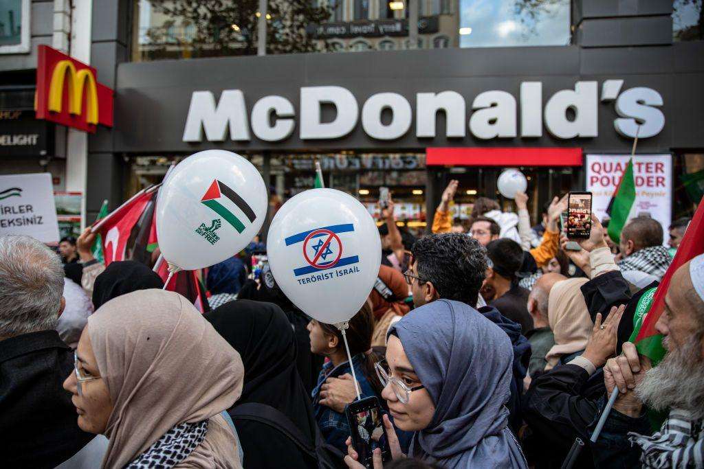 مسلم اکثریتی ممالک بشمول کویت، ملائیشیا اور پاکستان میں مقامی مالکان کی جانب سے میکڈونلڈز اور اس کی اسرائیلی حمایت سے لاتعلقی کا اظہار کیا گیا تھا