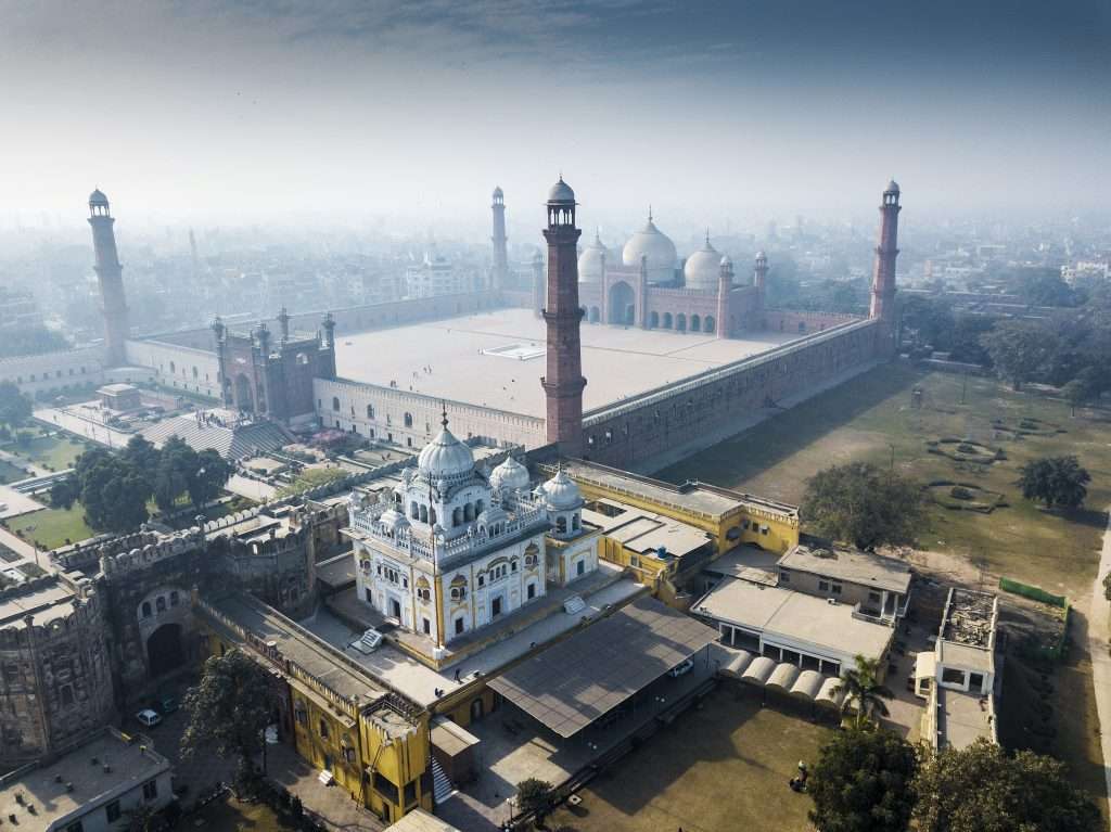 بادشاہی مسجد، مزار اقبال اور رنجیت سنگھ کی سمادھی کا خوب صورت ڈرون منظر : کریڈٹ ظل نیازی
